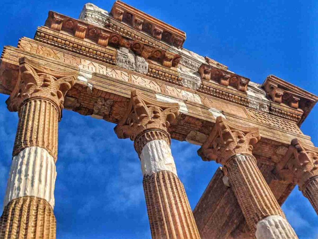 Colonne e architrave di tempio romano classico