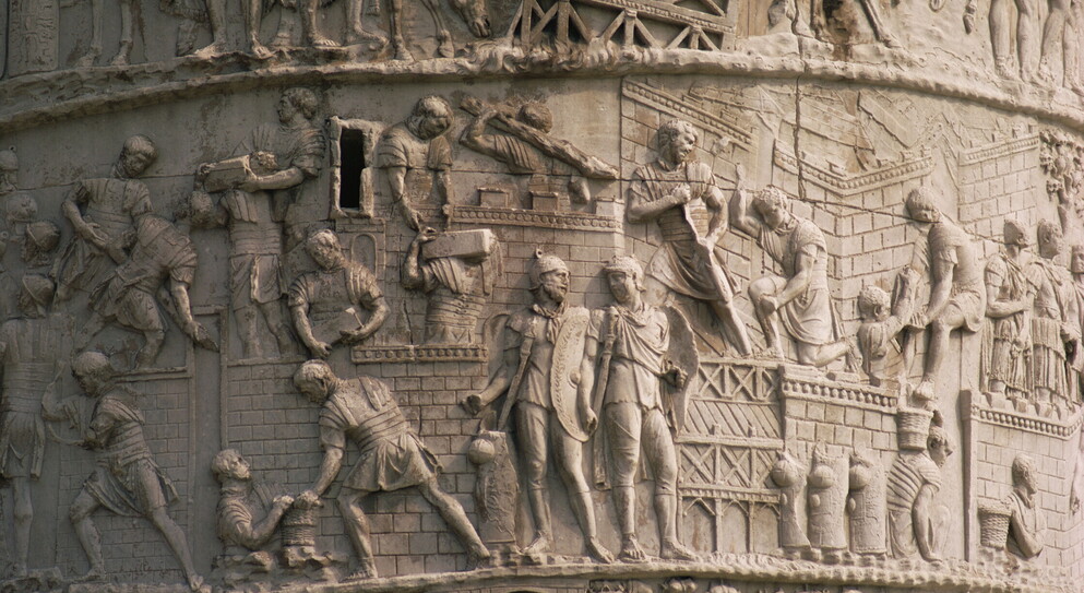 Dettaglio della Colonna Traiana con scene di organizzazione e lavoro, simbolo della complessità della macchina giudiziaria
