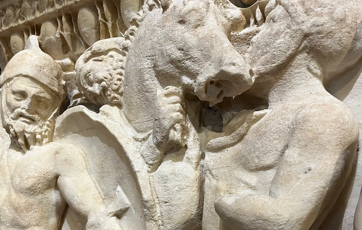 Bassorilievo romano con figure in tensione, simbolo di controllo e gestione dei rapporti di forza