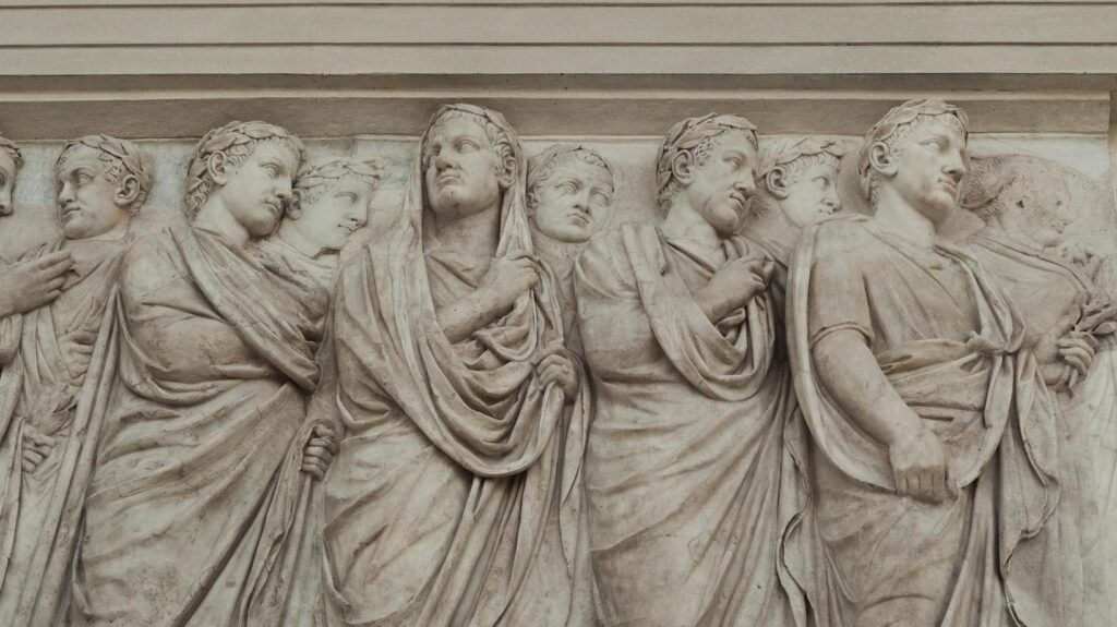 Bassorilievo romano con più figure affiancate, simbolo di pluralità di interessi e difficoltà decisionale nelle successioni