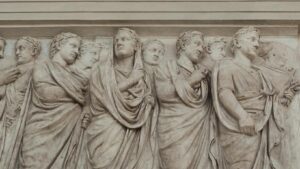 Bassorilievo romano con più figure affiancate, simbolo di pluralità di interessi e difficoltà decisionale nelle successioni