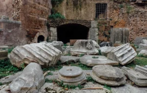 Frammenti architettonici romani nel complesso del Teatro di Marcello a Roma.