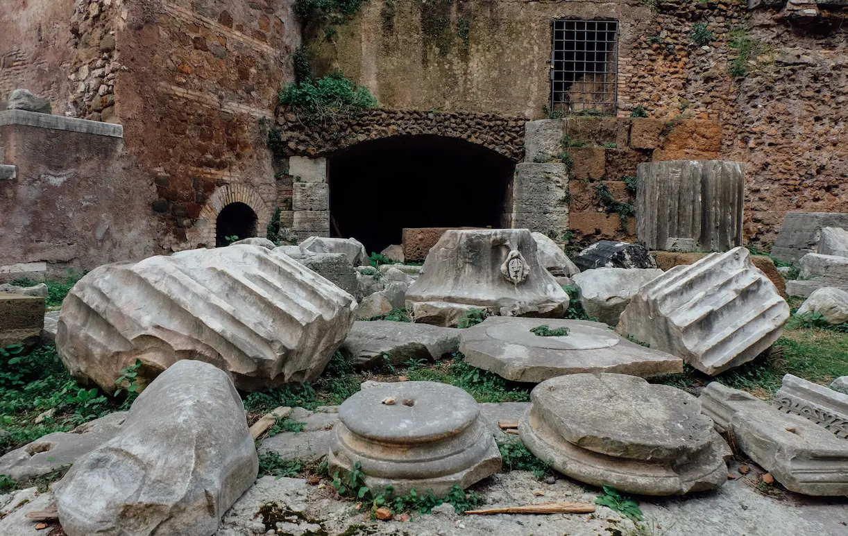 Frammenti architettonici romani nel complesso del Teatro di Marcello a Roma.